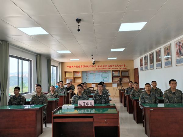 图为 中队官兵认真聆听现场（鲁畅 摄影）.jpg