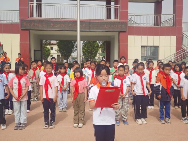 新队员代表发言.jpg
