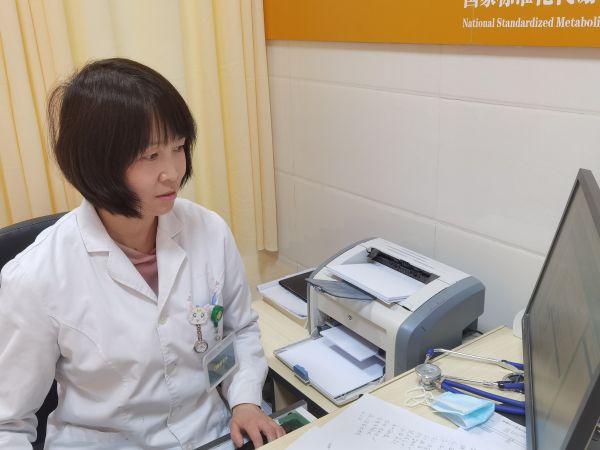 图十二团医院妇产科副主任张粉娅在门诊坐诊。.jpg
