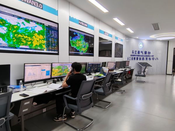 图为气象部门正在监测天气情况.jpg