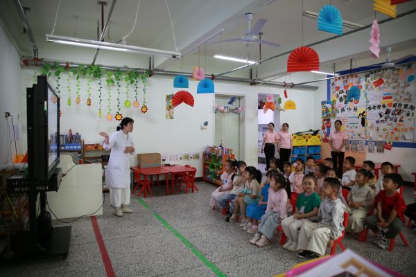 口腔科医生葛丹丹向小朋友们讲解牙齿结构、正确刷牙的方法，帮助幼儿养成良好的口腔卫生习惯。  黄叶叶 摄.JPG