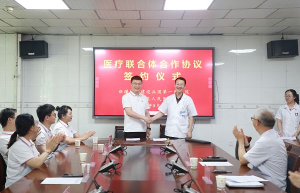 图为第一师医院与拜城县人民医院再次续签了“紧密型医疗联合体合作协议书”。胡珺 摄.JPG