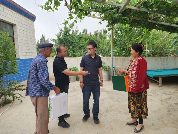 工作队来到年长老人家中走访慰问3.jpg