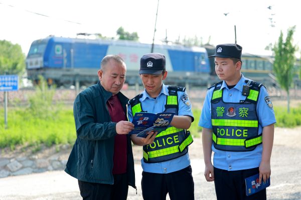 线路民警在辖区开展法治安全宣传。——摄影杜星宇.jpg