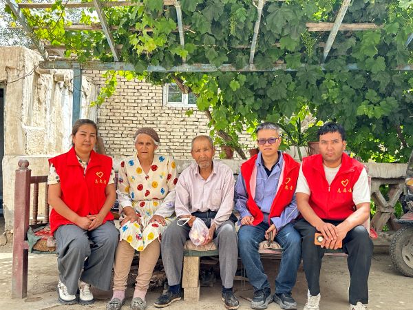 第一书记和党支部书记慰问高龄老人1.jpg