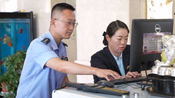 民警走访周边宾馆开展相关检查.jpg