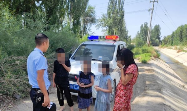民警对下水玩耍儿童开展批评教育.jpg