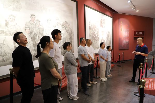 传承兵团精神 汲取奋进力量——天筑白杨预拌砼公司开展主题党日活动参观铁岭工笔画展馆(图）.JPG