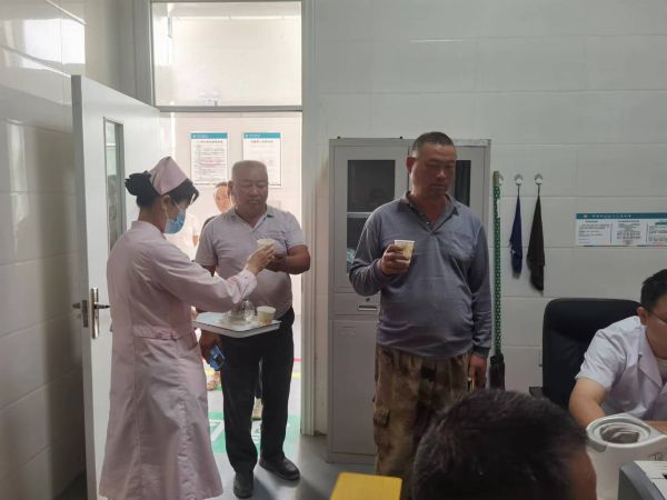 在全国老年健康宣传周期间，十二团医院针对当前的持续高温天气，医院中医馆每日为来院就诊的不同人群提供中药养生茶，让患者可感知、可触及的暖心便民服务，改善高温下患者的就医体验，进一步做好防暑降温工作。.jpg
