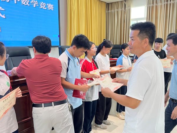 为获奖学生颁奖.jpg