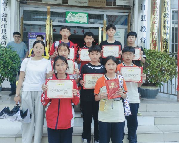 带队老师和参赛学生合影留念.jpg