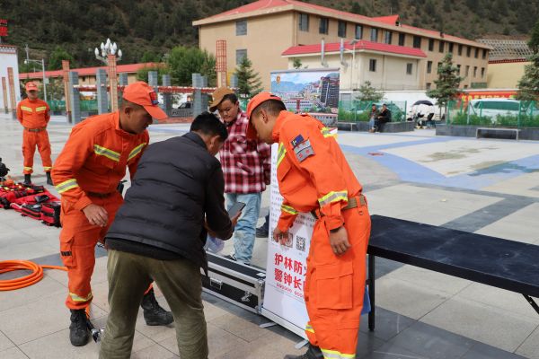 指导群众关注网络媒体账号.JPG