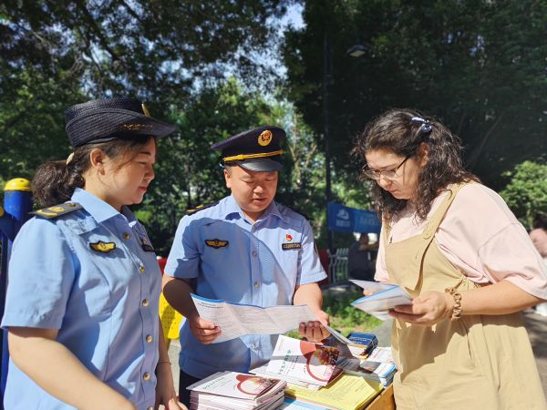 图1 向群众普及自治区货物运输车辆超限超载治理办法.jpg