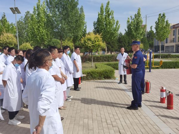 图为十二团医院开展“消除隐患演练行动”后，消防员为医护人员讲解灭火器的应用。.jpg