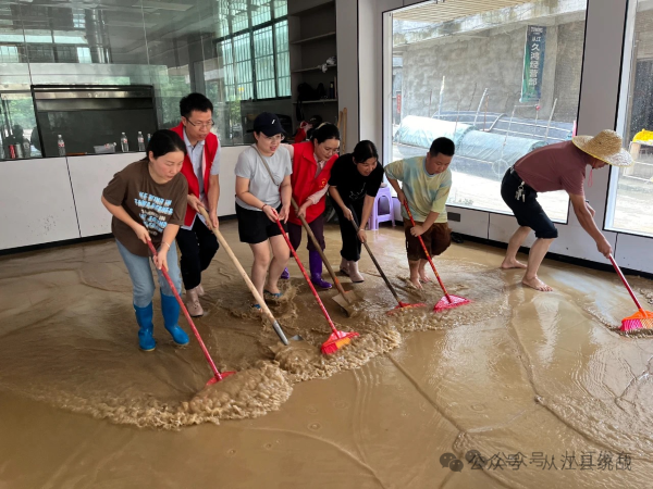 县委统战部、县民宗局助力青平社区平瑞渔村清除淤泥.png