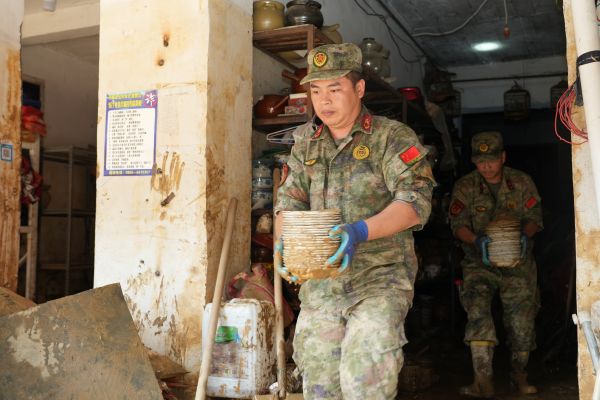图为 基干民兵搬运受灾物资现场（韦阳慧 摄）.jpg