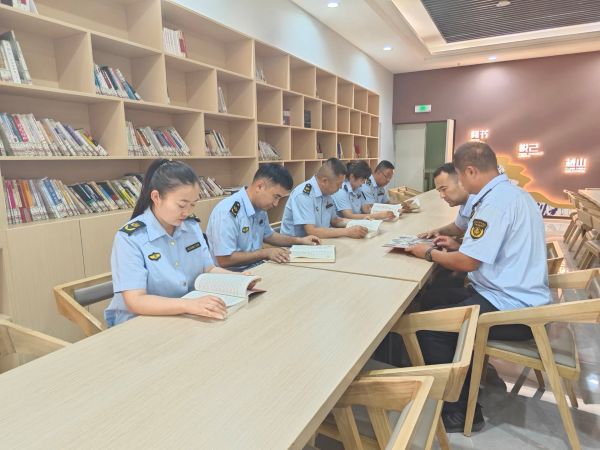 图片2.察布查尔执法大队党员干部在伊犁州博物馆开展“第一议题”学习.jpg
