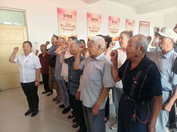 第一师四团离退休党支部开展“欢庆七一乐享生活”主题党日活动宣誓.jpg
