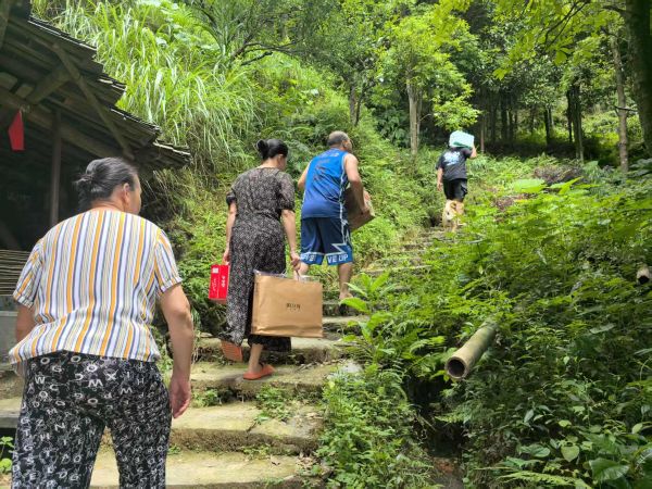 送去慰问物资.jpg