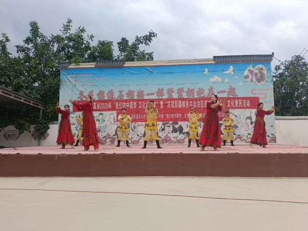 文化下乡慰问演出+（文工团舞蹈表演1）.jpg