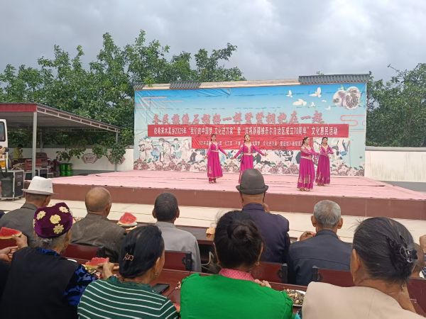 文化下乡慰问演出+（文工团舞蹈表演2）.jpg