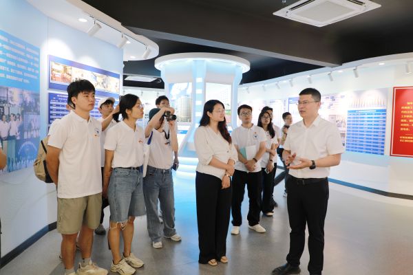 参观“援友之家”.JPG