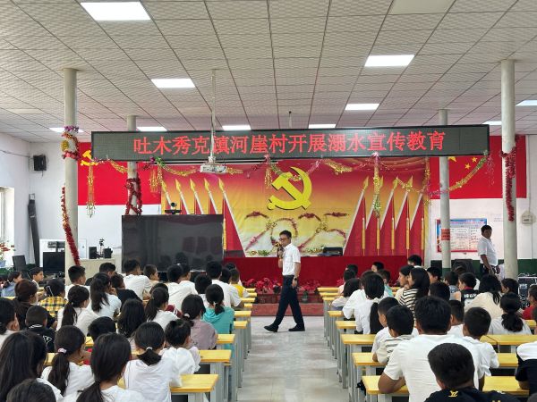 第一书记梁涛开展防溺水宣传.jpg