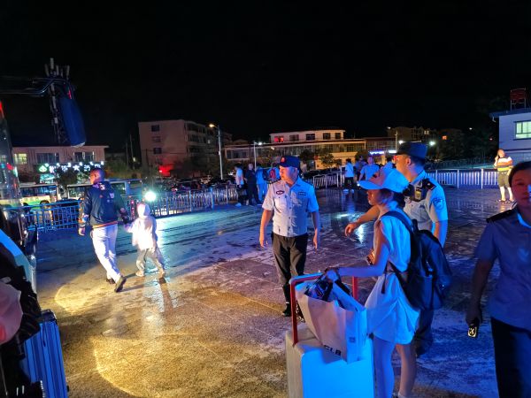 民警及时维护乘降秩序.jpg