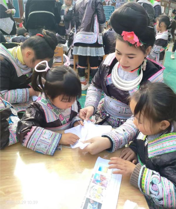 图为梁晶艳在辅导刺绣.jpg