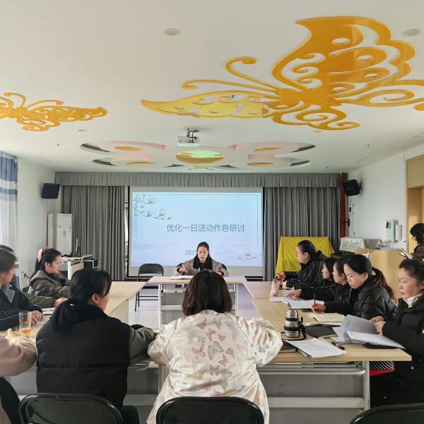 图为梁晶艳在组织研讨活动.jpg
