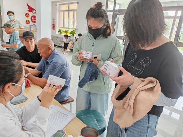 图为十二团医院为准备怀孕和孕早期3个月的育龄妇女免费增补叶酸服务，有效降低神经管缺陷发生率，提高出生人口素质。.jpg