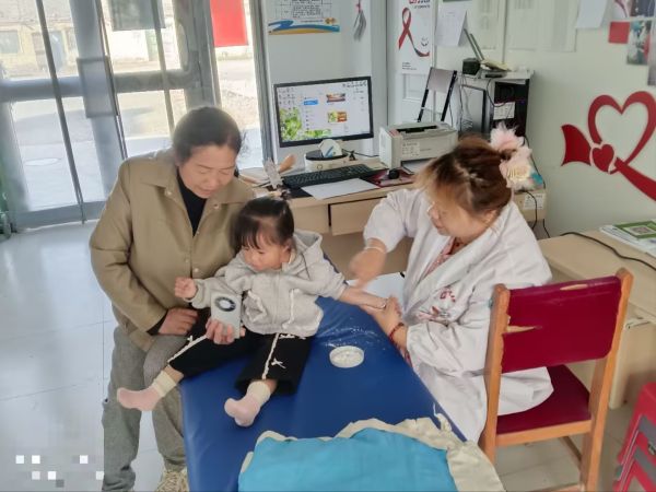 十二团基层连队卫生员为小孩提供健康服务。.jpg