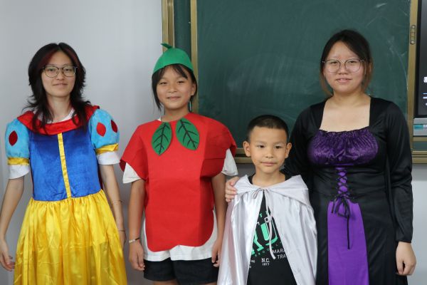 图为师生合照.jpg