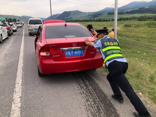 救助旅客，协助将故障车辆移至应急车道.jpg