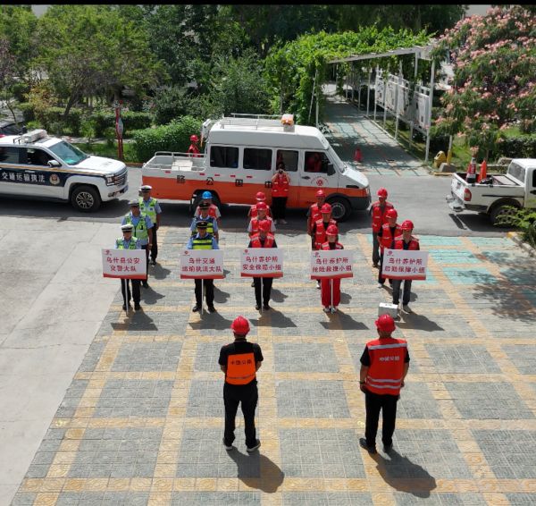 2025年7月17日，各部门在阿克苏公路事业发展中心乌什养护所院内，对应急演练作简要介绍并启动应急预案.jpg
