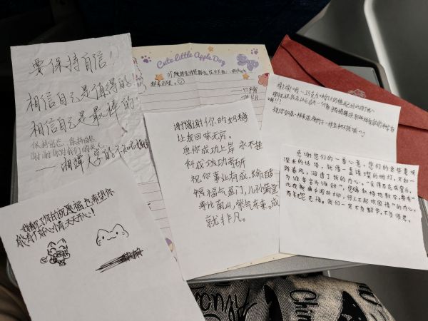 图为孩子们回信.jpg