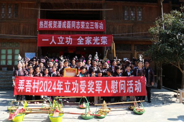 图为  在往洞镇弄吾村送喜报合影现场（韦绍东  摄影）.JPG