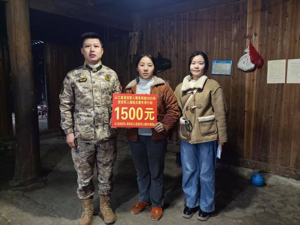 图为 为退役军人提供应急救助合影现场（龙世兰 摄）.jpg
