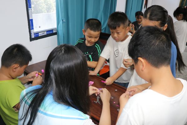 图为团队成员与小朋友们一起创作.JPG