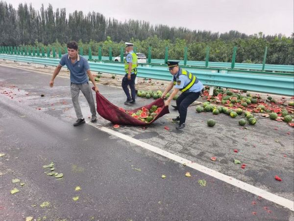 2025年7月28日下午，乌什执法大队执法人员在国道G580线巡道至K20+900处，发现一辆满载西瓜的车辆与前车相撞导致侧翻，一车的西瓜全部滚落到路上碎了一地，执法人员对破损西瓜，使用铁锹等对路面残留瓜瓤、瓜皮进行彻底清除，消除行车打滑隐患.jpg