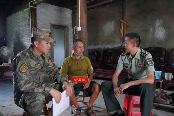 图为 县人武部副部长郑绍明到斗里镇慰问退役军人（刘少林 摄）.jpg
