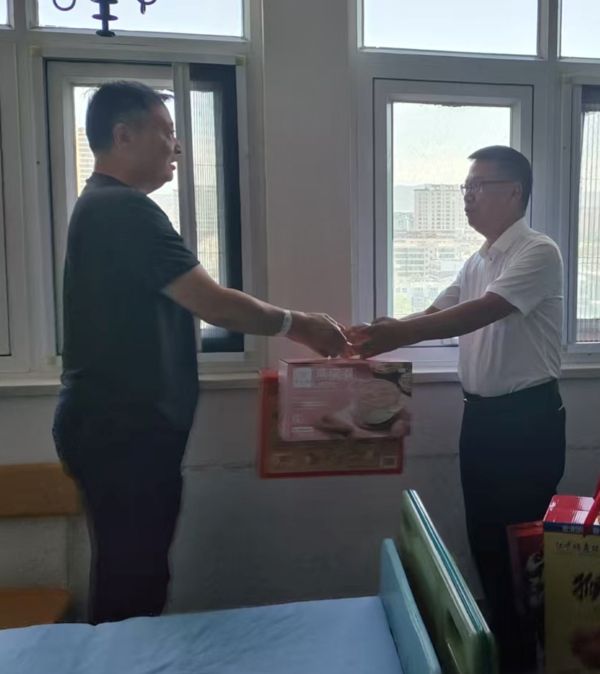 “八一”慰问送关怀  走访慰问显真情——天筑集团恒业公司慰问退伍军人..jpg