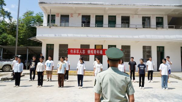 图为 组织青少年开展军事队列动作训练现场（龙亮亮 摄）.JPG