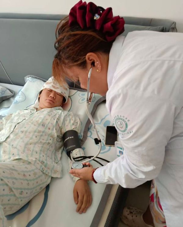 图为十二团医院基层连队卫生员王粉琴入户为孕产妇提供产后健康服务。.jpg