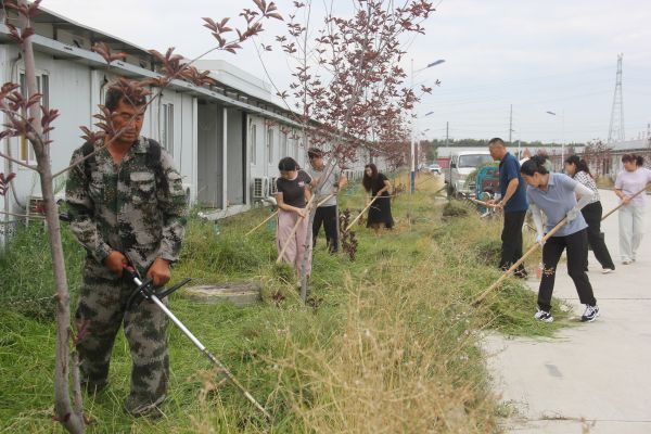08111754919656810747.jpg 八师产业工人集中居住园开展除草清理志愿服务2.JPG