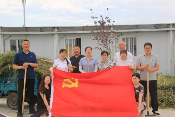 08111754919663667110.jpg 八师产业工人集中居住园开展除草清理志愿服务1.JPG