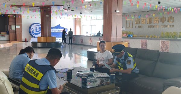 多部门联合对拜城县客运站车辆日常安检记录、驾驶员资质审核、旅客行李安检流程等进行检查.jpg
