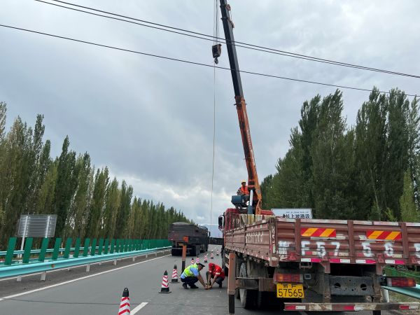 图2：特克斯执法大队执法人员对涉路工程进行施工监管.jpg