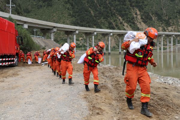 消防员运送沙袋筑堤坝.JPG