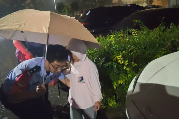 所长抱起孩子淌过深积水区域.jpg